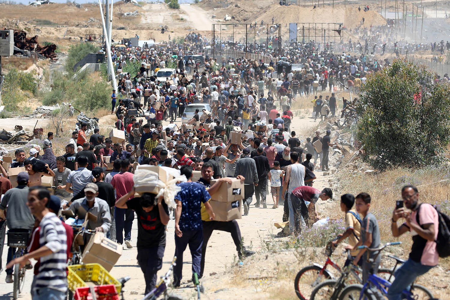 Secretive, militarised, chaotic: anger over failing aid mission for starving Gazans