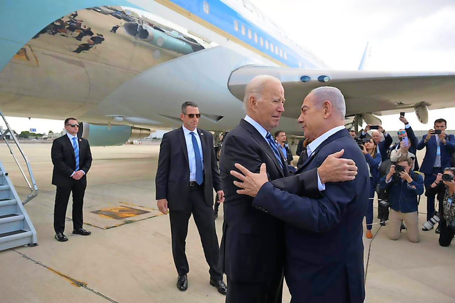 Joe Biden is welcomed by Netanyahu in Tel Aviv on 18 October 2023