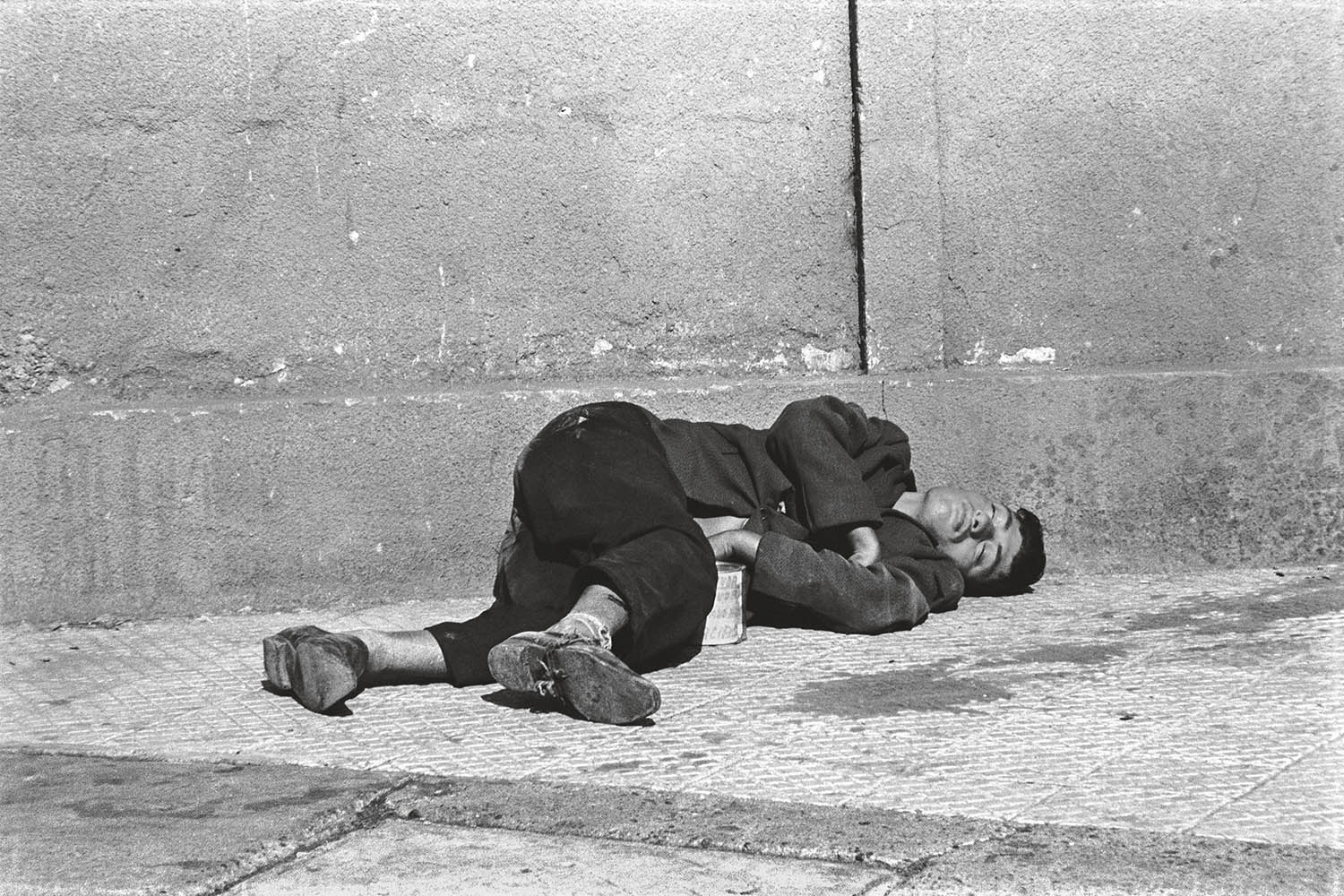 ‘A haunting portrait of a kind of collective exhaustion’: Dormidos V, from the series Los dormidos (The Sleeping), 1979-1980