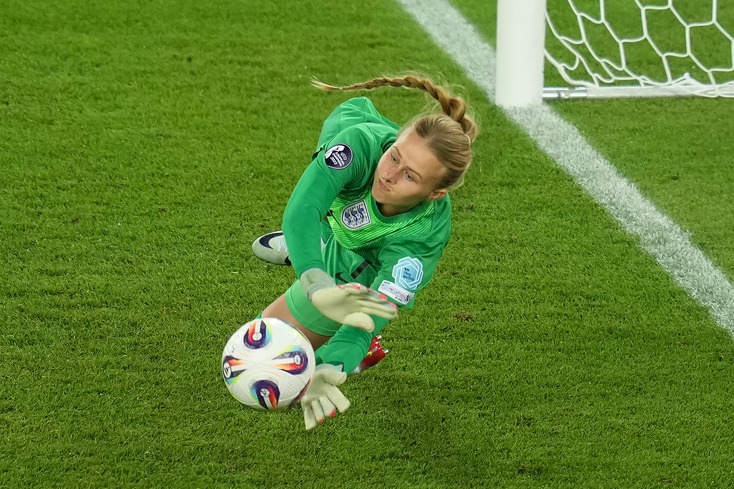 Swede Caroline: Lionesses secure Euros semi-final spot