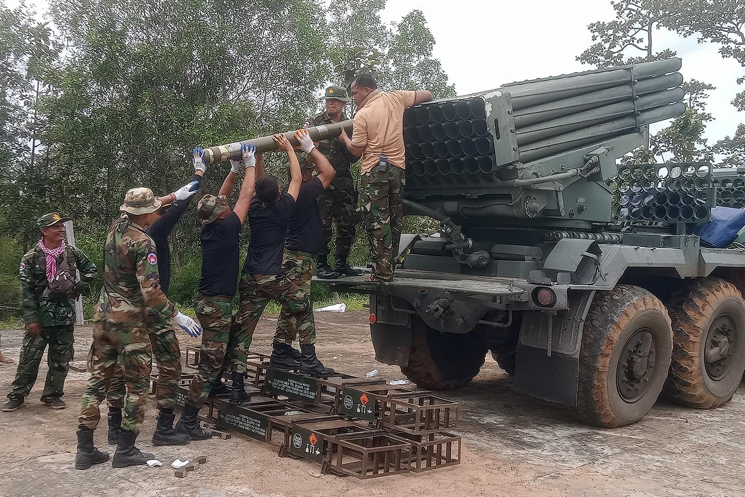 Cambodian soldiers reload a rocket launcher in Preah Vihear province