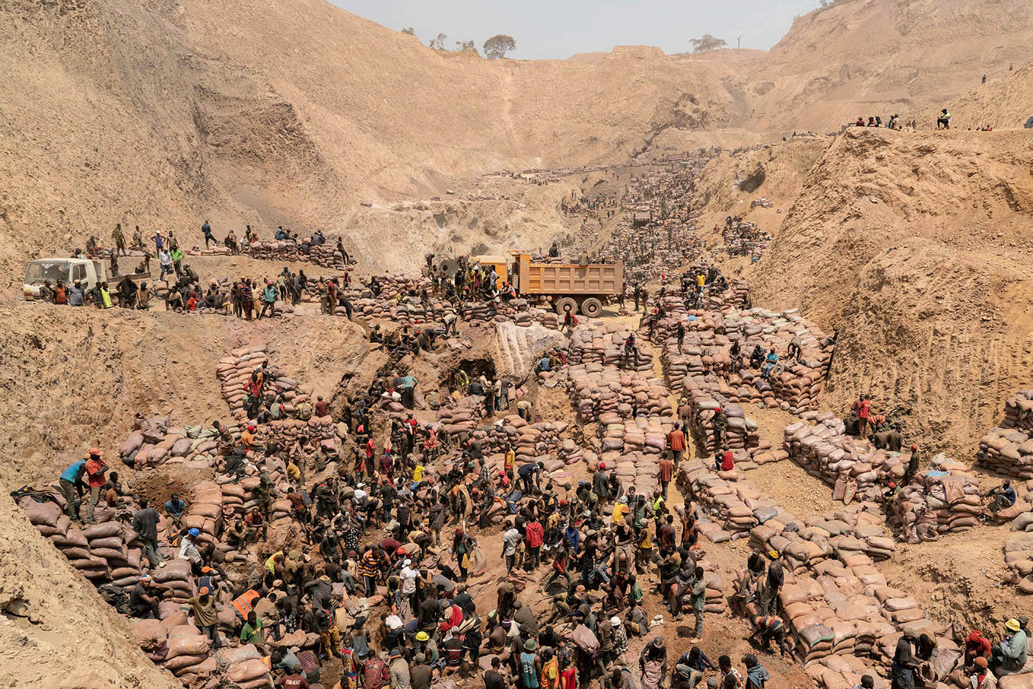 Trump scrambles for peace in Africa – and a bonanza of mineral riches